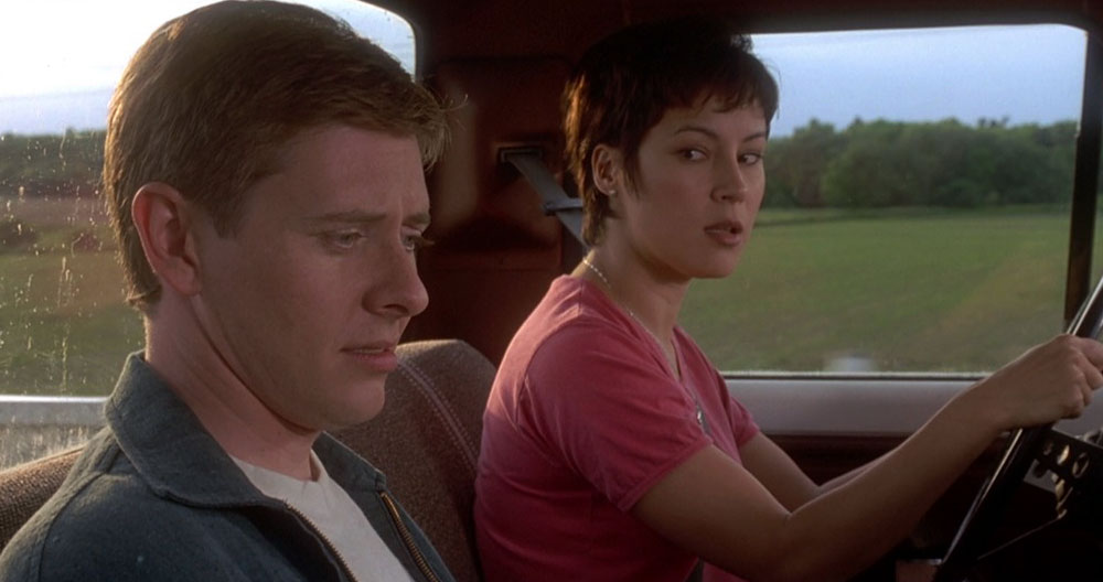 Dave Foley and Jennifer Tilly in The Wrong Guy